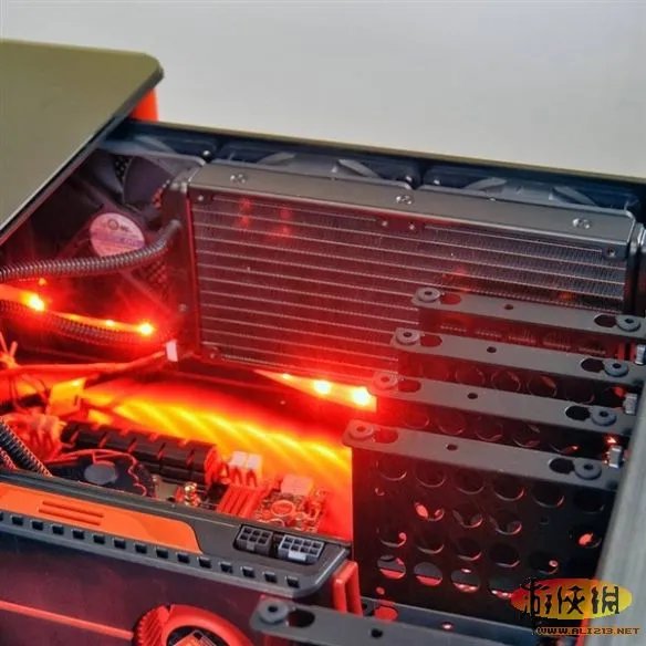 主机藏在抽屉里 真正的“桌面级”PC机箱诞生!