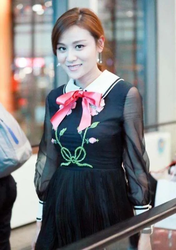田亮老婆叶一茜又美出圈了，穿黑色纱裙现“赫本式优雅”她的气质如何？