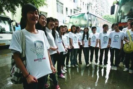 和学生打水仗遭群殴的班主任回应，这样对高考有何帮助？