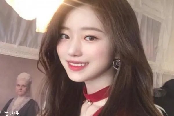 2019春夏发型趋势 2019年中长发流行发型女