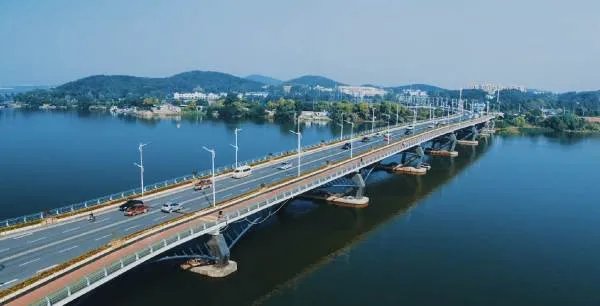 市政工程中偏沟式雨水口平箅式的区别是什么。