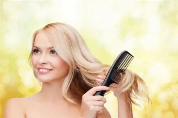 13岁黄多多金发出境被网友调侃，女孩子多大染发才合适？