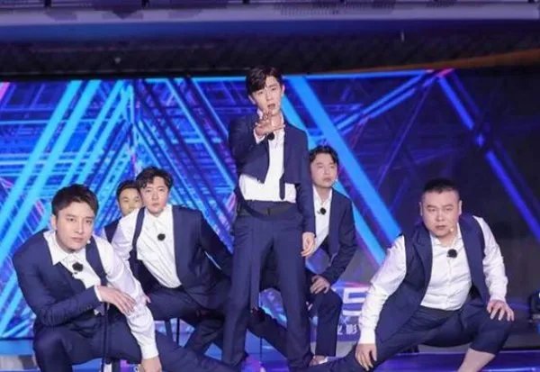 郭京飞写歌表白雷佳音，四个字的歌词为何引争议？