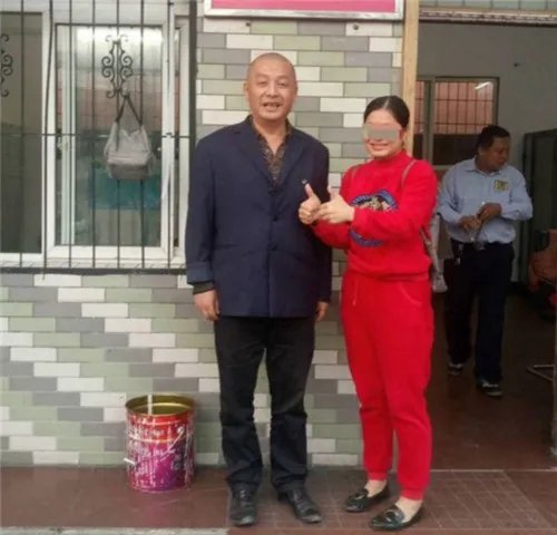 女子数万元婚饰忘公交上  司机拾金不昧获美女熊抱！