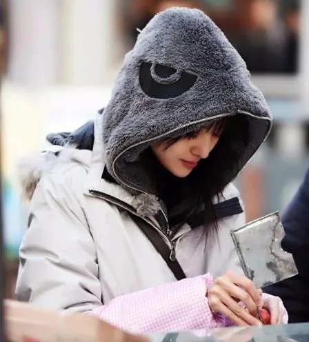 郑爽街边卖糖葫芦是什么节目 被网友称为沈阳“糖葫芦西施”