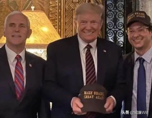 美国副总统彭斯不戴口罩和新冠肺炎患者交谈,这是心大,还是另有隐情,你怎么看?