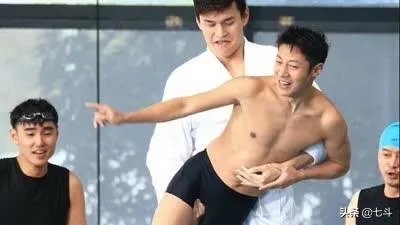 如何看待法官多次打断孙杨妈妈,让她不要讲和案情无关话题?