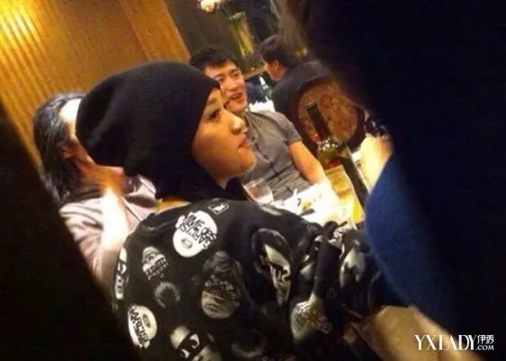 [图]台湾艺人陈乔恩抽烟照曝光