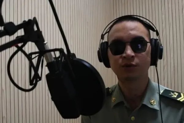 杜富国成为广播播音员是怎么回事？