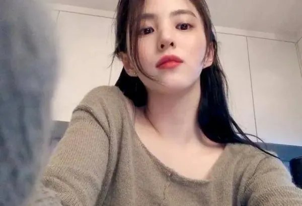 韩素希受伤后首次公开亮相，穿吊带裙比心，如何确保演员们的人身安全？