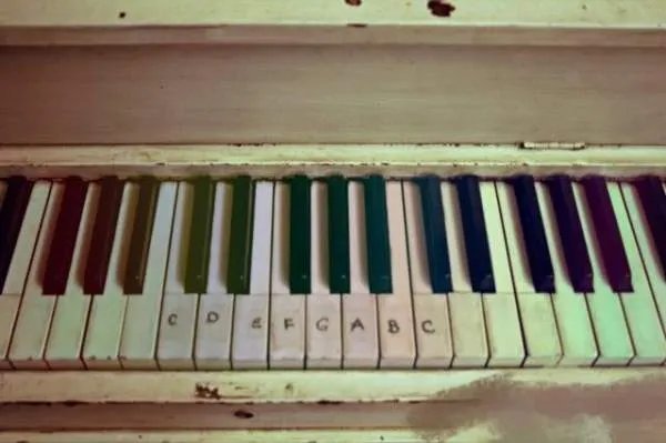 一个唱歌走音的人练到可以作为歌手出道的可能性有多大？