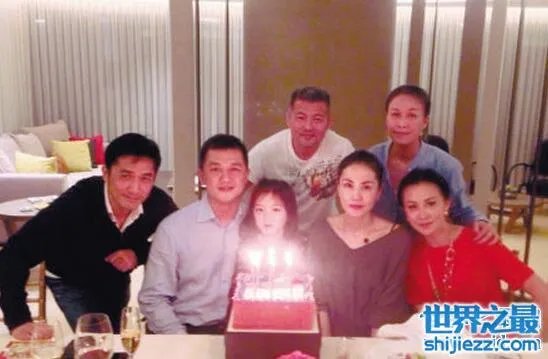 王菲李亚鹏女儿李嫣照片，天生唇腭裂却自信可爱 