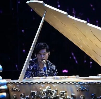 周杰伦2010香港演唱会于红馆开锣  出道十年侃侃谈老