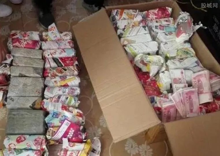 他用美女照赚1500万 警方带点钞机去清点内幕曝光