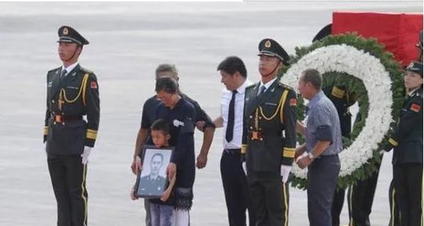 漫展穿军装下跪是怎么回事？