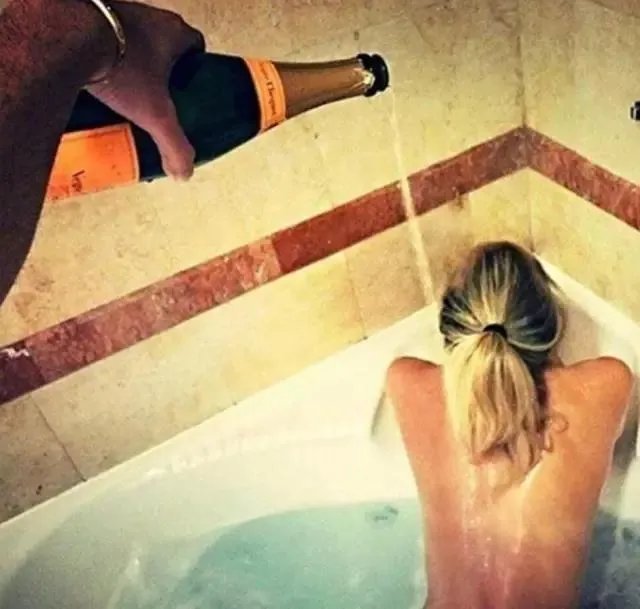 富二代怎么用酒炫富的？