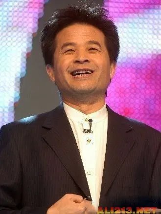 揭秘春晚主持人上位史 李思思男友是幕后推手