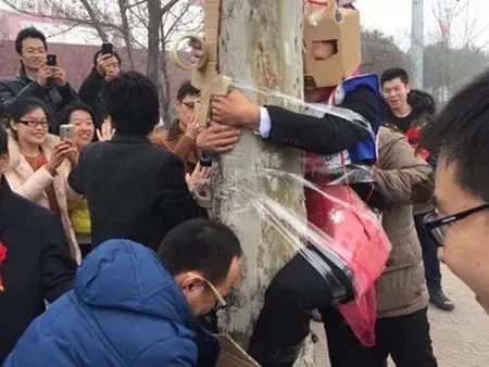 新郎在结婚当天被关铁笼浇油漆,对此你怎么看?