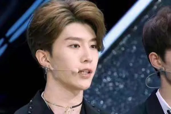 范冰冰晒全家福缺了范氶氶，难道他是为了避嫌吗？