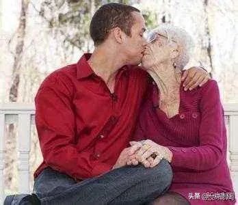 五十二岁大妈功夫了得视频播放