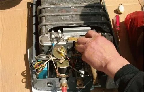 燃气热水器换电池步骤是什么