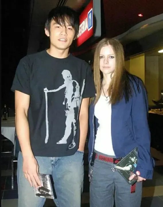 历史上不可思议的一组合照：周杰伦与艾薇儿同框！