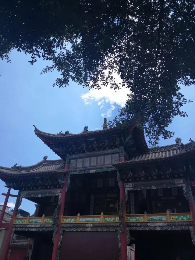 昆明某保洁员不小心弄脏女子的鞋,遭女子破口大骂并索赔50元,如何看待此事?