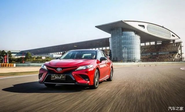 20万级轿车！凯美瑞对比君越，谁更适合家用？