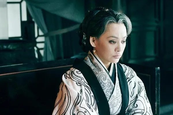 秦昭襄王想要杀掉戎狄王，为什么还要向芈八子请示很多次？