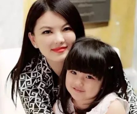 10岁王诗龄与妈妈吵架,直接挂断李湘电话,她的家教为何这么差?