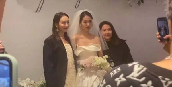 王鸥现身妹妹婚礼，路人镜头下的她状态如何？