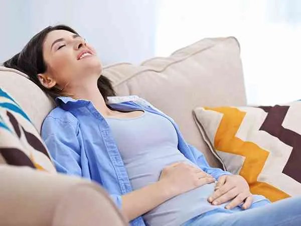 
				在床上缓解痛经的姿势有坐卧吗？
			