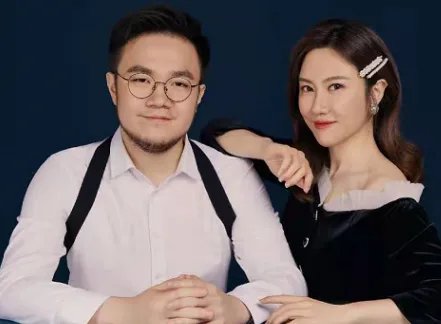 巴图晒老婆素颜照，曾因街头吸烟被批，他们私下是如何相处的？