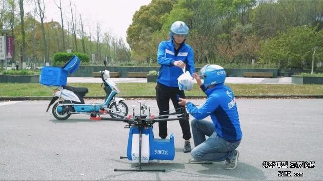 外卖小哥因差评痛哭视频被辟谣，平台对外卖小哥能有更人性的制度吗？