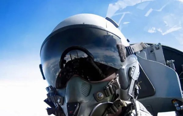 印度一飞机被卡天桥下动弹不得,什么原因导致这架飞机被卡至此?