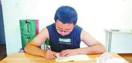 15岁男孩为救母放弃中考,教育部该给其开通免试入学吗?