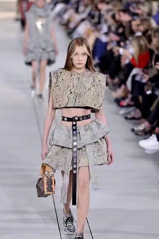 谷爱凌首次T台走秀,非常自信,是不是尽显超模气质呢?