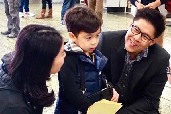 霍启刚罕见晒儿女照，豪门教育方式为何引发热议？