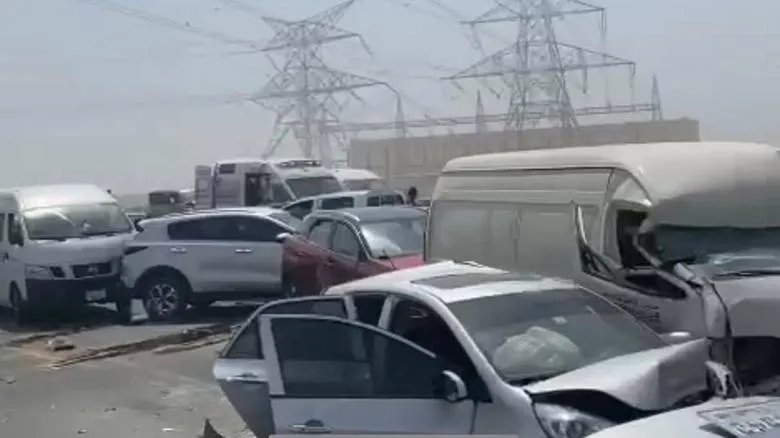 阿联酋迪拜突发车祸，34辆汽车连环相撞，事故发生的原因是什么？