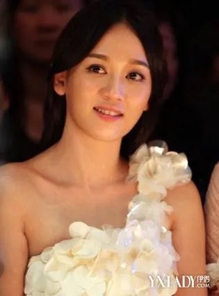 [图]台湾艺人陈乔恩抽烟照曝光