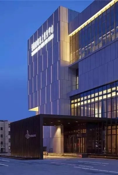 用如此摩登手法打造出来的魔术空间,要多酷有多酷!