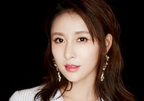 前男友是富二代秦奋，当演员多年不红，今因公路中间跳舞惹争议，她是谁？