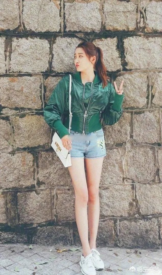 关晓彤王源两位童星成年之后经历了哪些惹争议的转变?