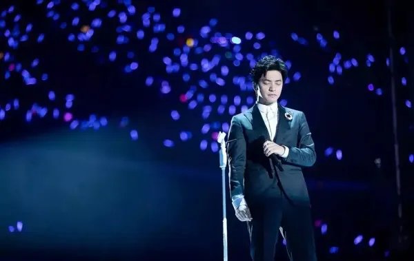 视听盛宴！回顾李健线上演唱会高光舞台，哪一瞬间最动人？