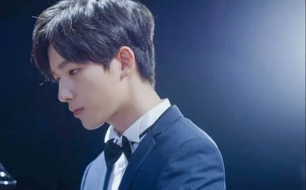 《恶魔少爷别吻我第二季》中男女主角是谁演的？