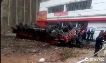 云南盐津发生交通事故，造成5人遇难8人受伤，几吨鱼从天而降是怎么回事？