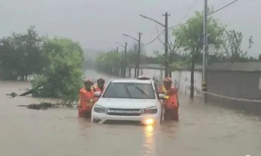 北京巨型雨幕从天而降，哪些地方已出现积水倒灌？