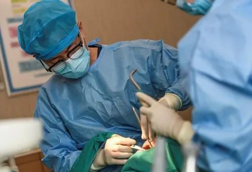 缺牙不是老年人的专利，关注口腔，拒绝“老掉牙”！