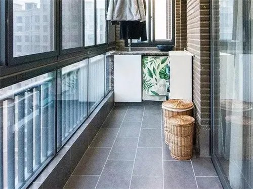 在原有玻璃护栏上怎样封阳台