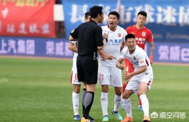 上港客场挑战长春亚泰，武磊面对裁判抱怨，情绪激动，你怎么看？影响上港赛季成绩吗？